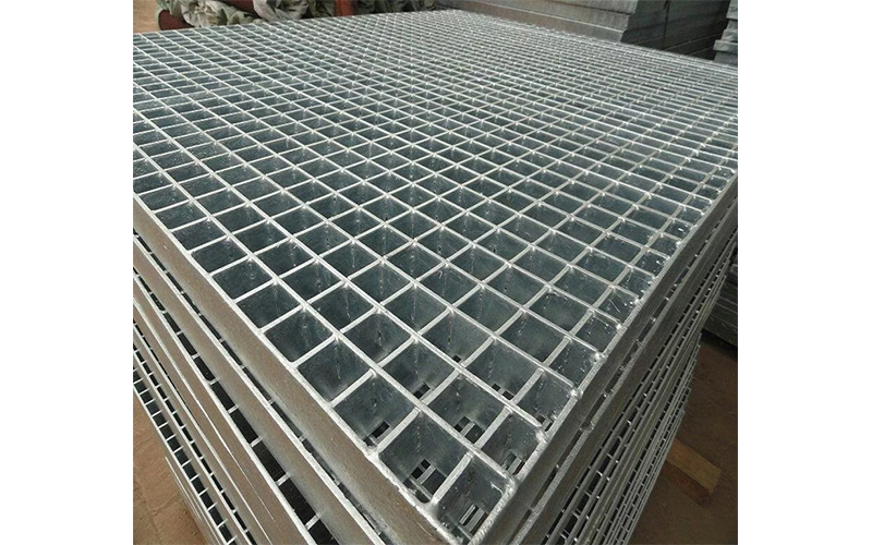 Galvanized walkway grating for commercial use