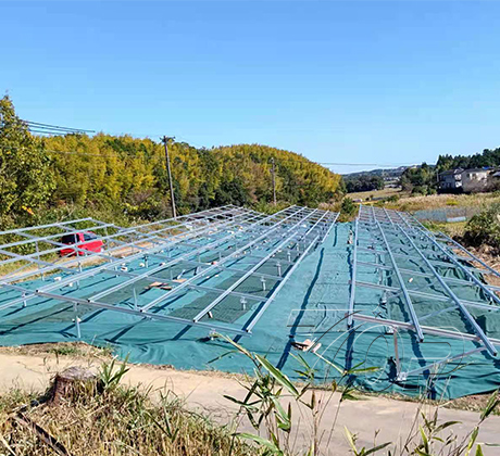 Système de montage de support solaire avec tapis anti-herbe
